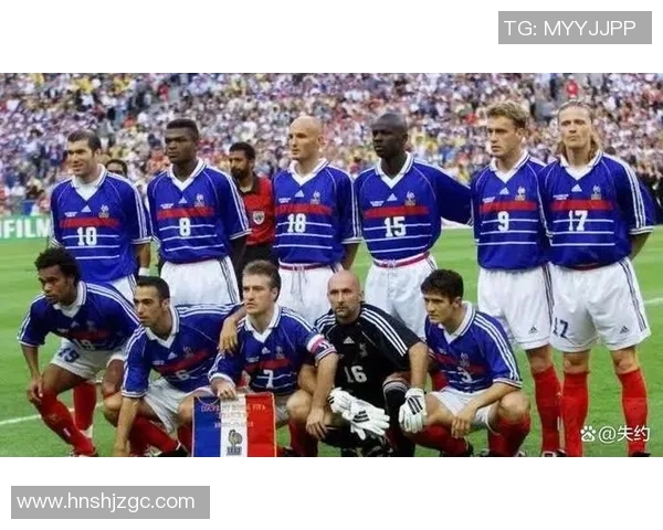 当年叱咤风云的足球巨星如今老去昔日辉煌只能留在回忆