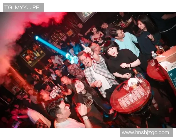 足球巨星与好友畅饮夜晚酒吧时刻曝光展现不为人知的一面